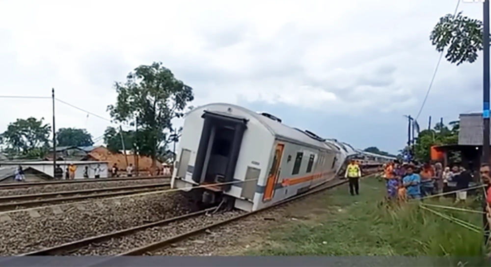 Ka Purwojaya Anjlok. [Istimewa]